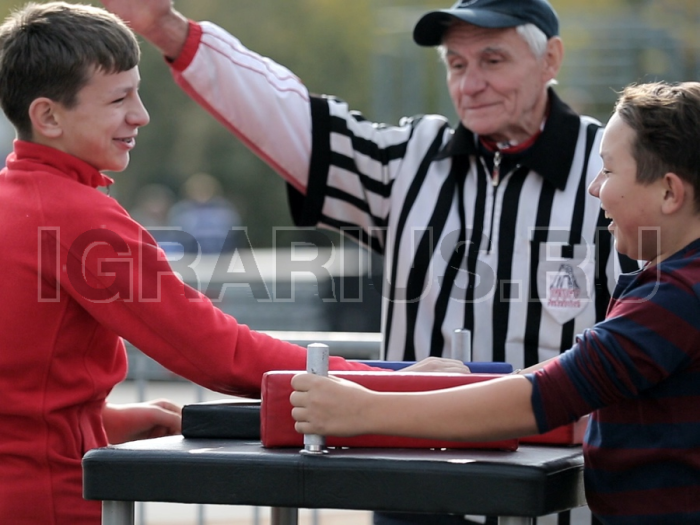 Спортивная игра 'Армрестлинг'