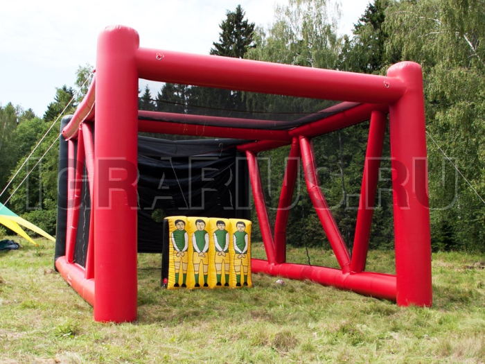 Спортивная игра 'Гигантская футбольная стенка'