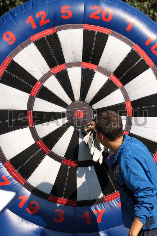 Надувной дартс
