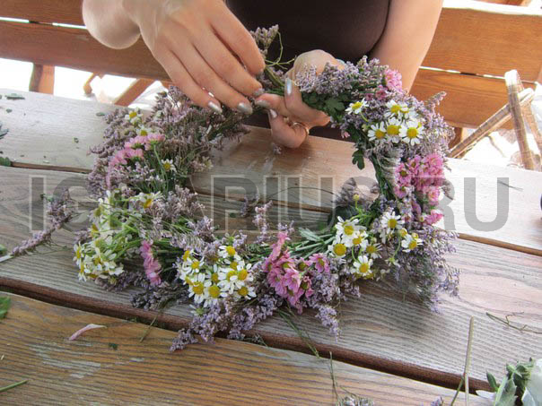 Плетение венков из живых цветов