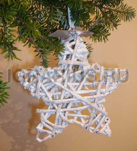 Ёлочные игрушки из газетных трубочек