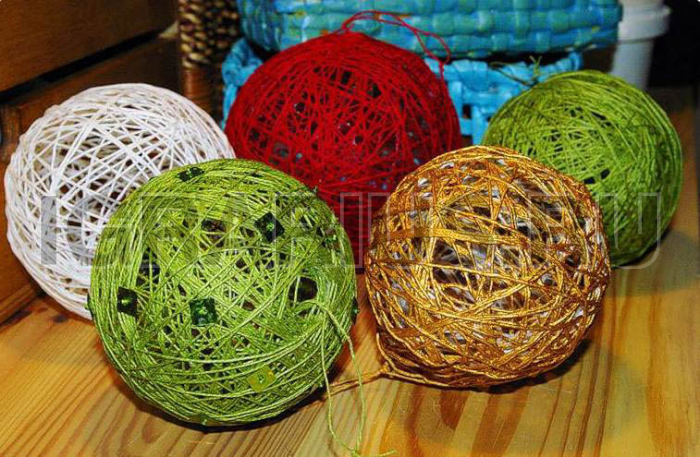 Ёлочные игрушки из цветных ниток