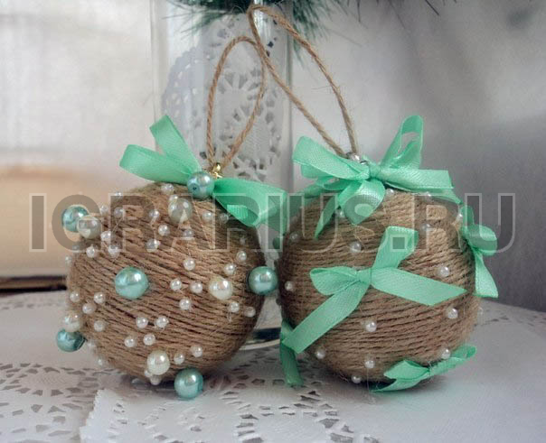 Декор ёлочного шара разным материалом