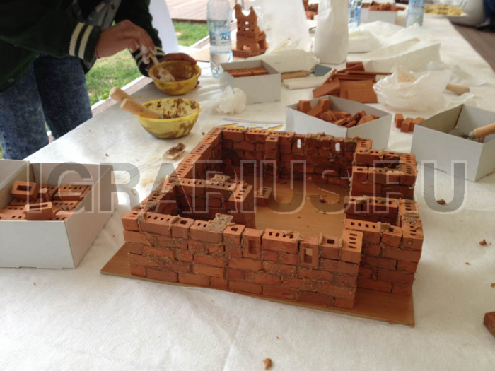 Строительство из мини-кирпичиков