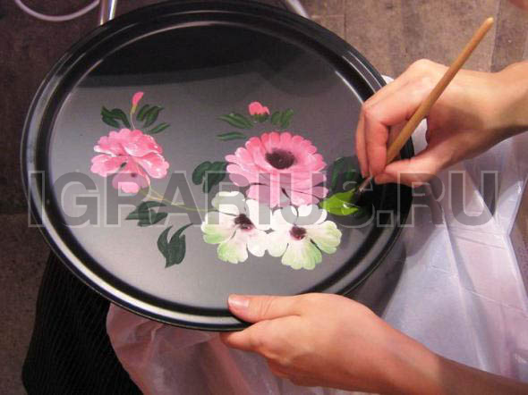 Традиционная роспись подносов