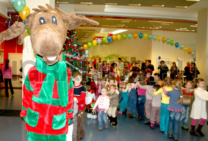 Аниматор в ростовой кукле 'Рождественский Лось'