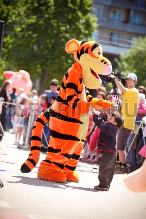 Аниматор в ростовой кукле 'Тигра'