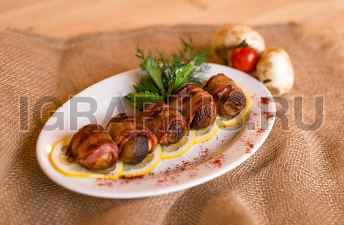 Шампиньоны в беконе