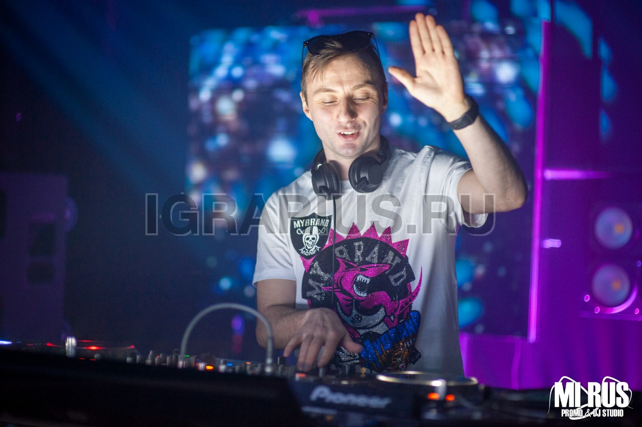 Диджей на праздник.