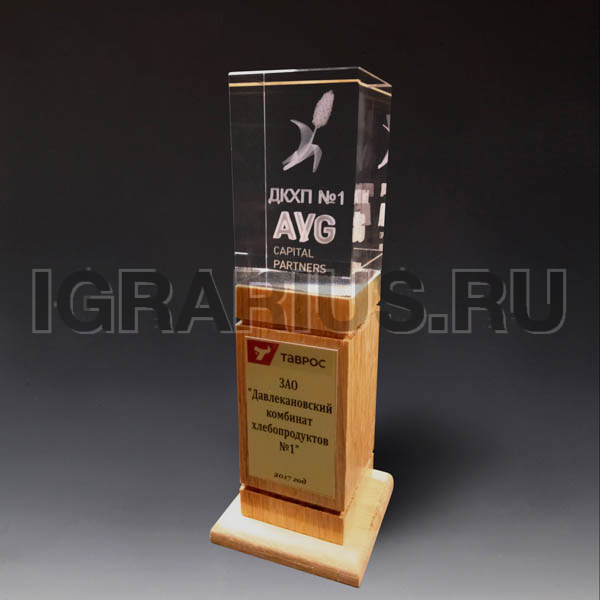 Кубок из дерева и стекла