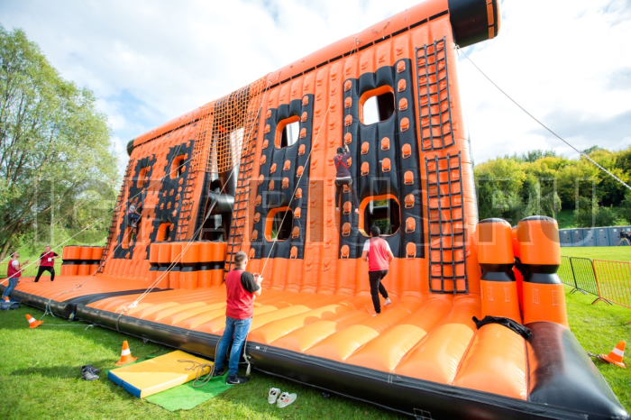 Скалодром стена