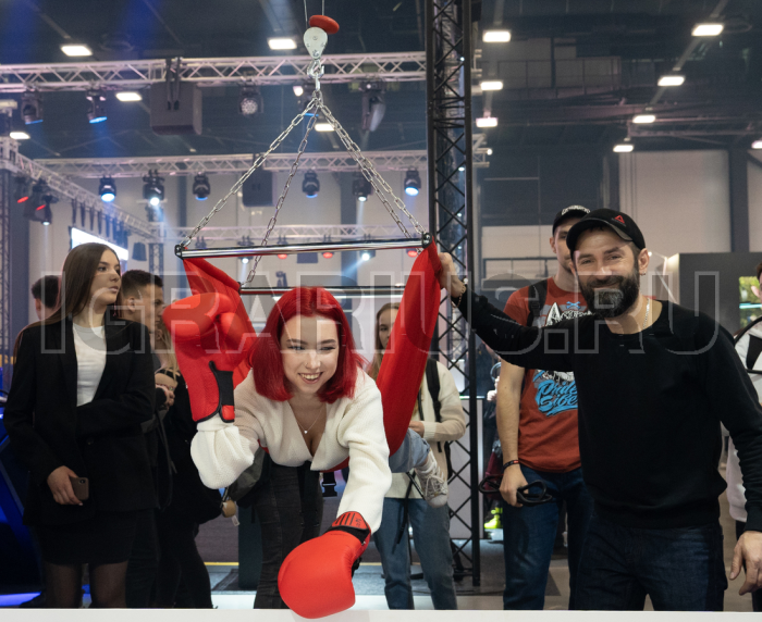 Аренда Мега Гигантская Хватайки с человеком размер 2х2х3 метра