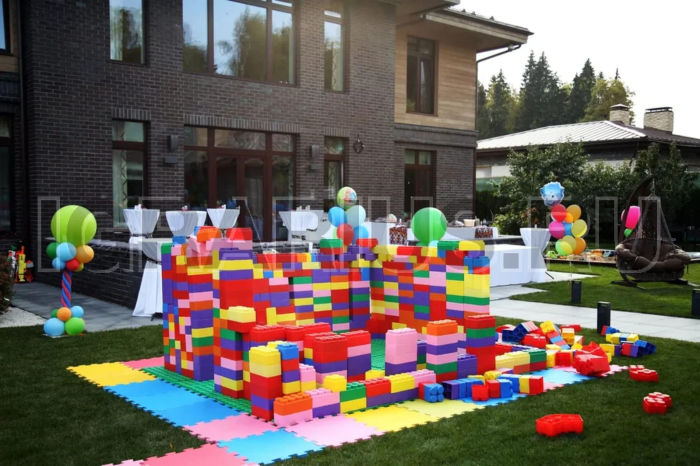 Гигантский конструктор LEGO