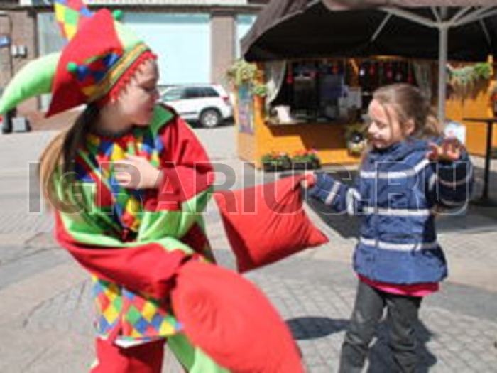 Спортивный Бой подушками на бревне