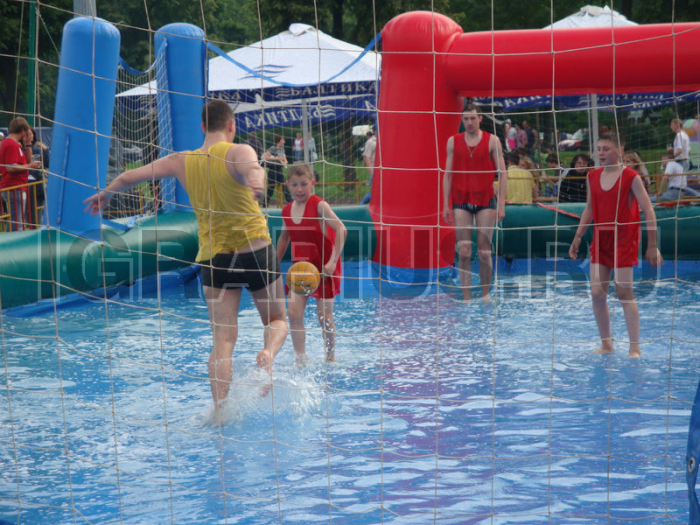 Мокрый футбол