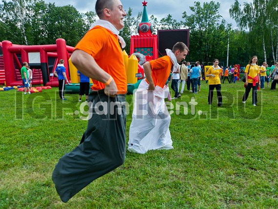 Прыжки в мешках