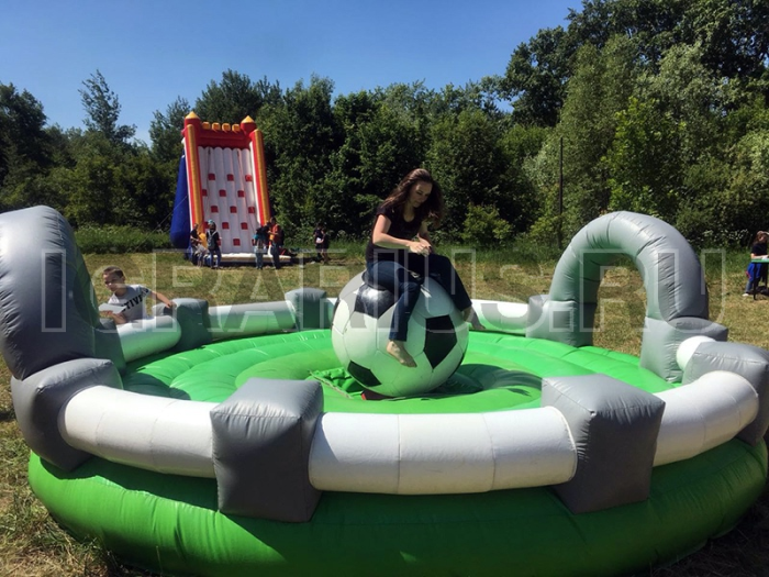 Экстремальный аттракцион 'Футбольный Мяч Родео'